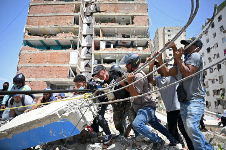 "Como si cayera una bomba nuclear": Cifra de víctimas roza los 1,000 muertos tras el doble terremoto en Venezuela