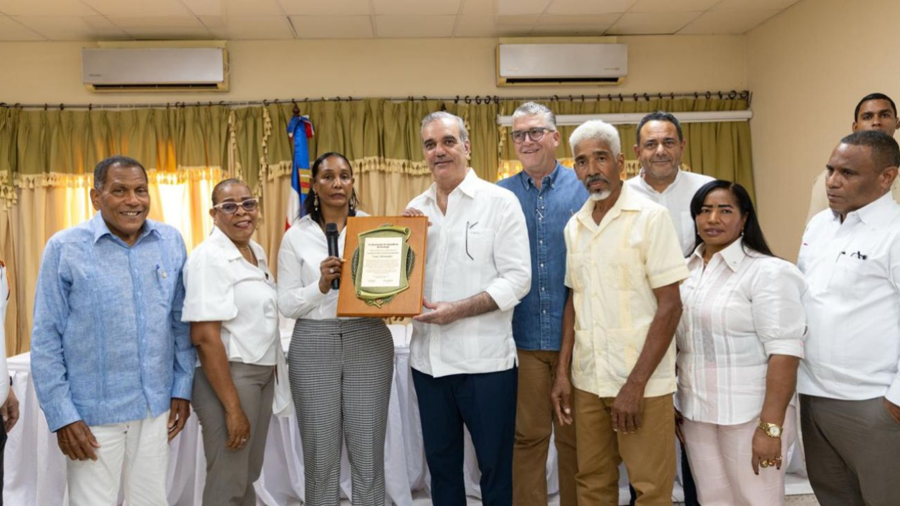 Ganaderos Duvergé reconocen Abinader junto a senador Dago Berto