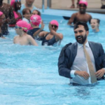 El alcalde de Nueva York se lanza con traje a una piscina para abrir la temporada de verano 2026