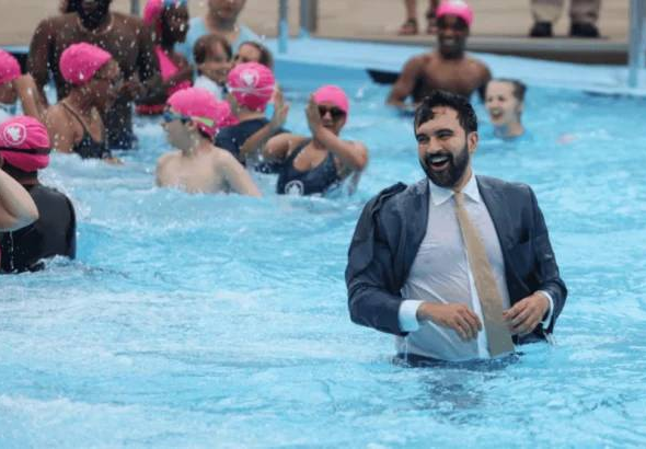 El alcalde de Nueva York se lanza con traje a una piscina para abrir la temporada de verano 2026
