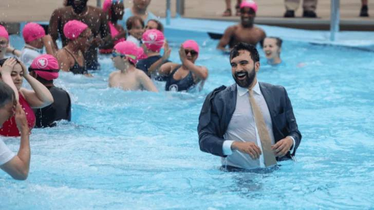 El alcalde de Nueva York se lanza con traje a una piscina para abrir la temporada de verano 2026