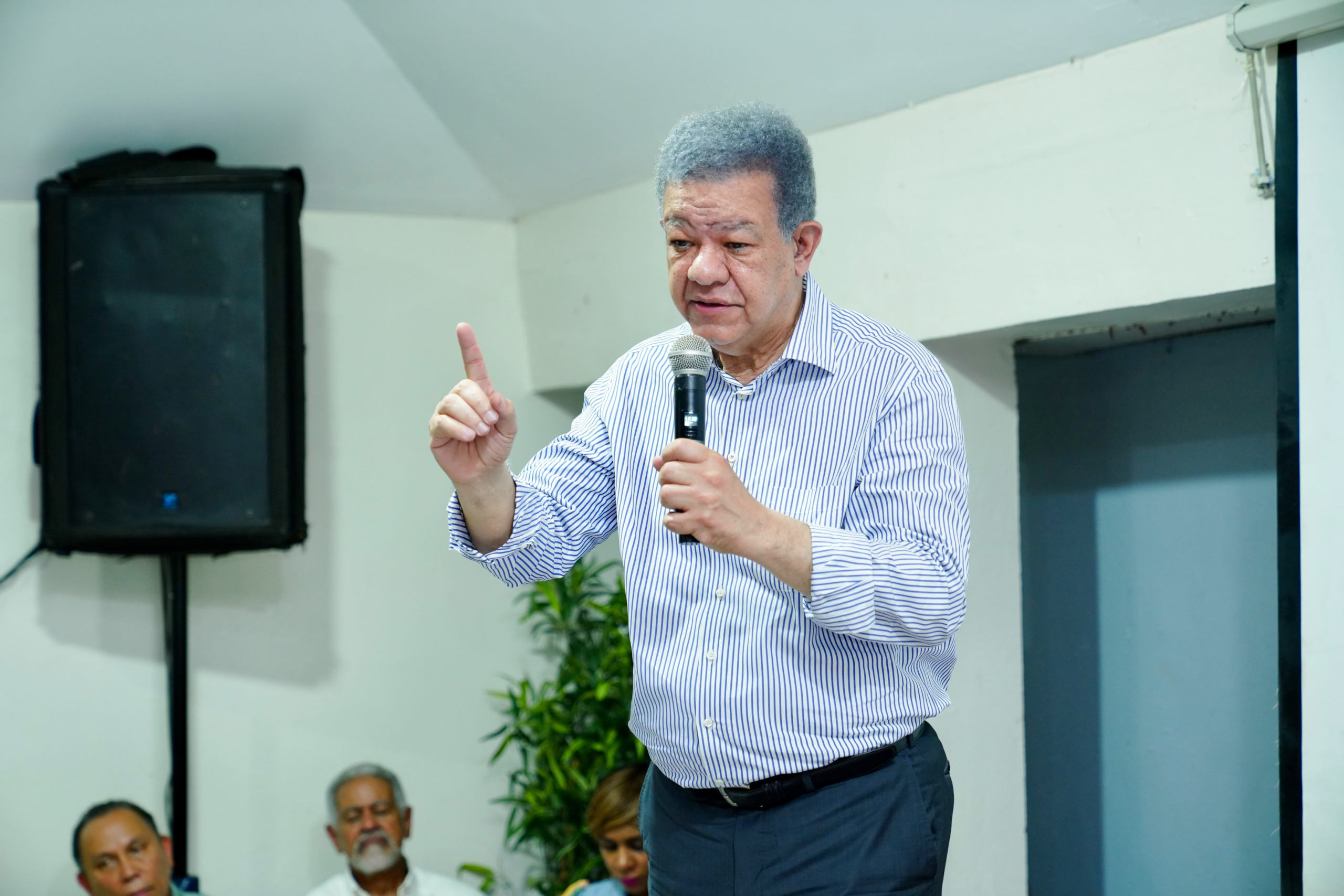 Leonel exige al Gobierno bajar gasolina por petróleo a US$70