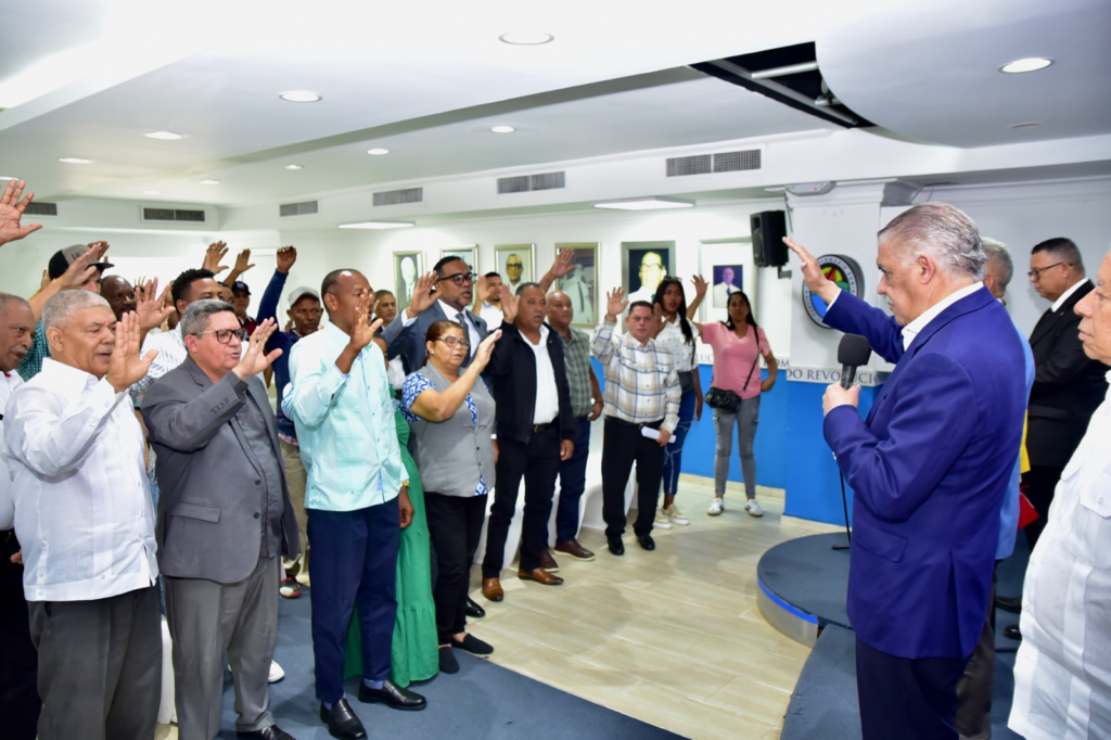 Miguel Vargas Maldonado juramentación, dirigentes abandonan el PRM, política en Puerto Plata, reorganización PRD Sánchez Ramírez, Noticias en Línea RD política.