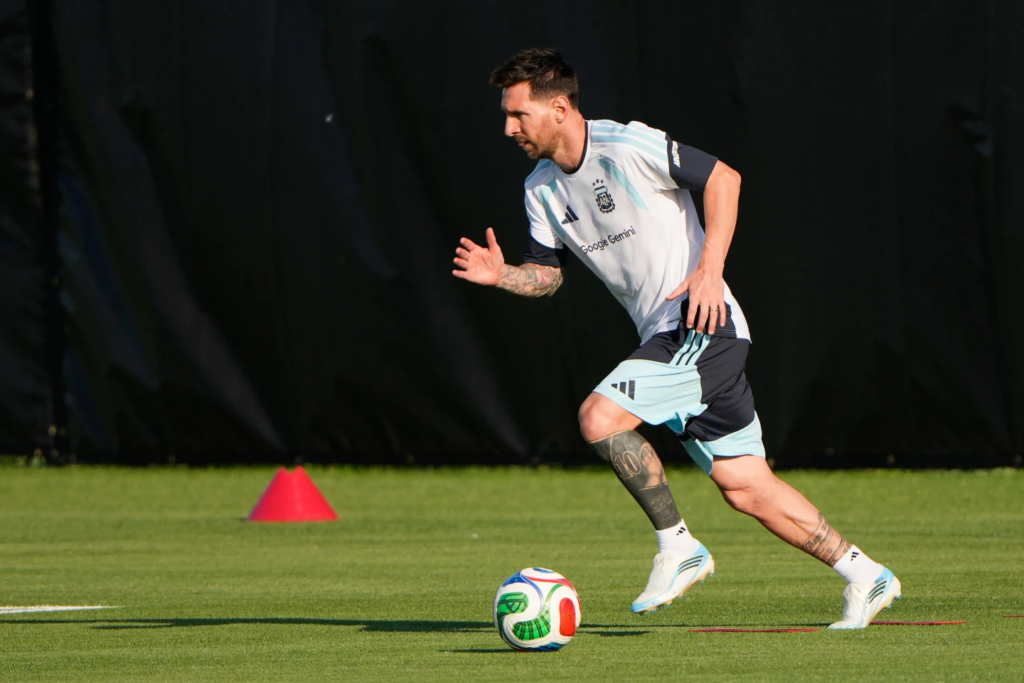 Scaloni confirma que Messi está mejor y podría jugar antes del Mundial