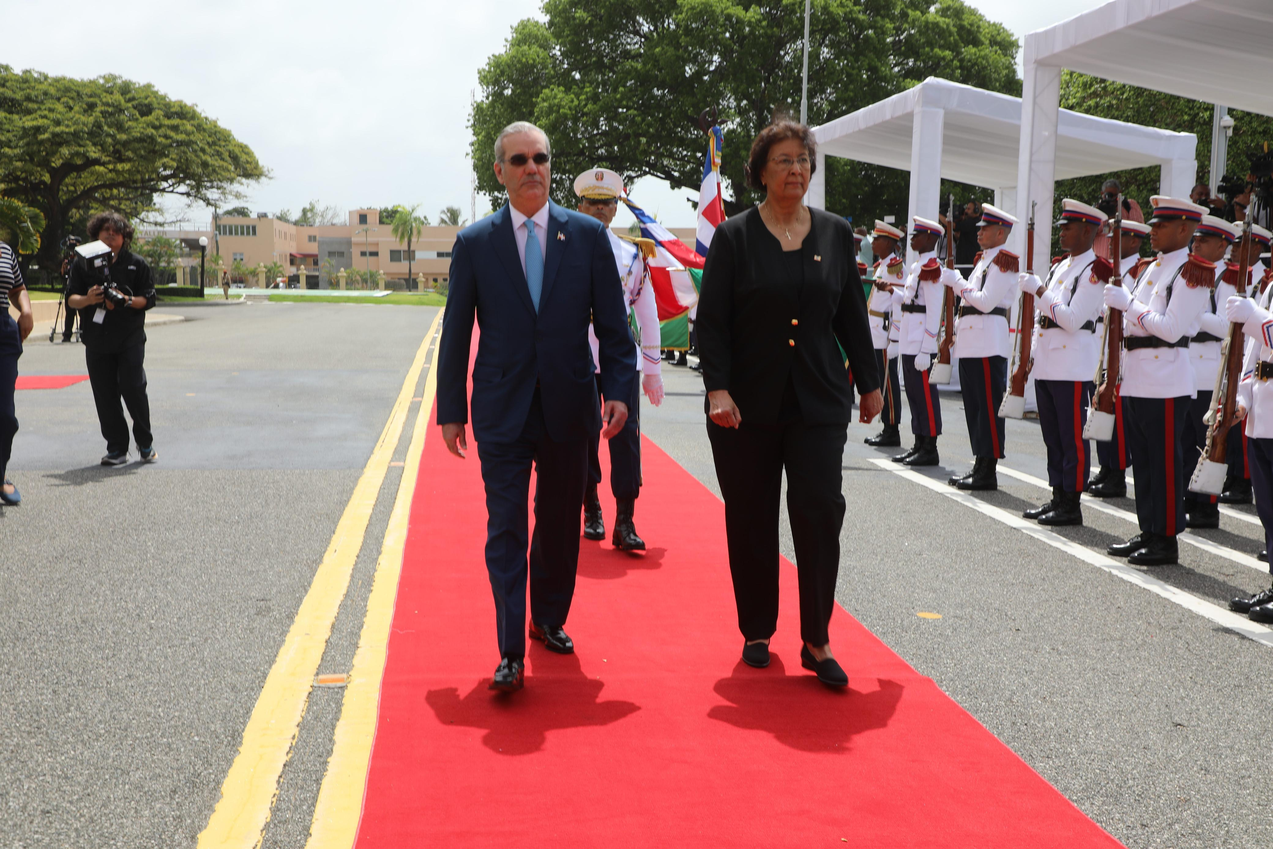 Presidente Abinader recibe a su homóloga de Surinam, Jennifer Geerlings-Simons, en visita oficial para sellar acuerdos bilaterales