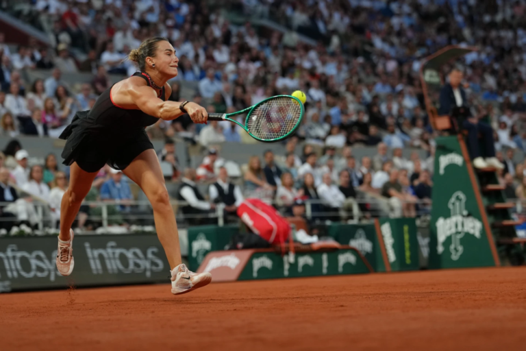 Roland Garros: Aryna Sabalenka frena a Naomi Osaka en una histórica noche de tenis y moda en París