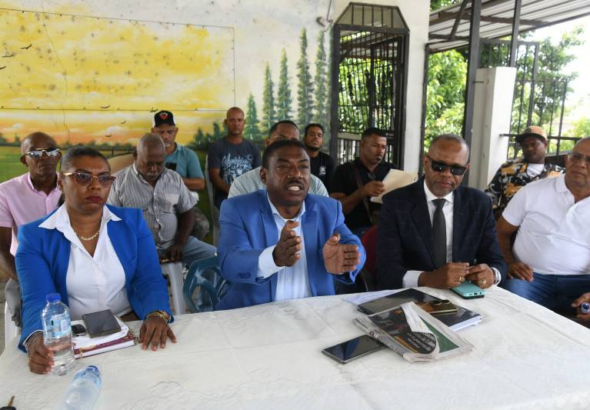 Conflicto vial en Los Alcarrizos: Transportistas denuncian que Alcaldía los excluyó de millonario plan de rutas