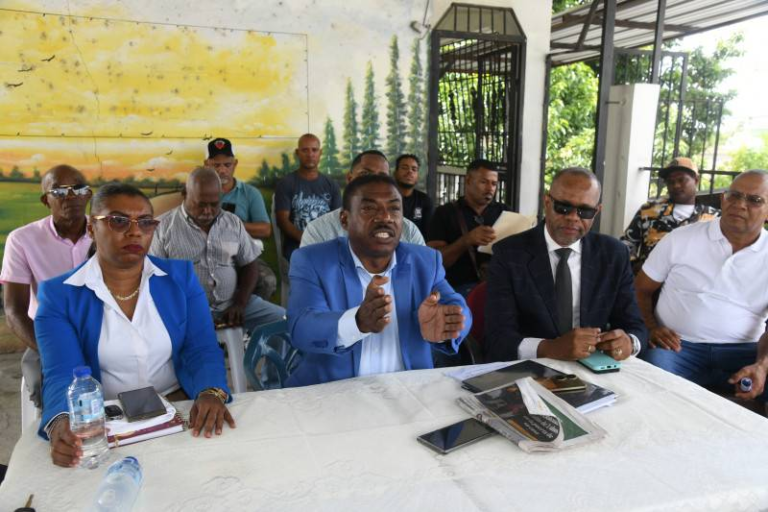 Conflicto vial en Los Alcarrizos: Transportistas denuncian que Alcaldía los excluyó de millonario plan de rutas