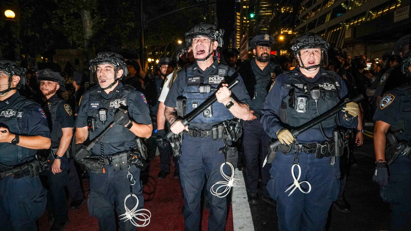 arrestados aficionados Knicks finales NBA · NYPD policías heridos · Spurs Knicks Game 3 · fans NBA violencia Nueva York · Bryant Park incidentes junio 2026