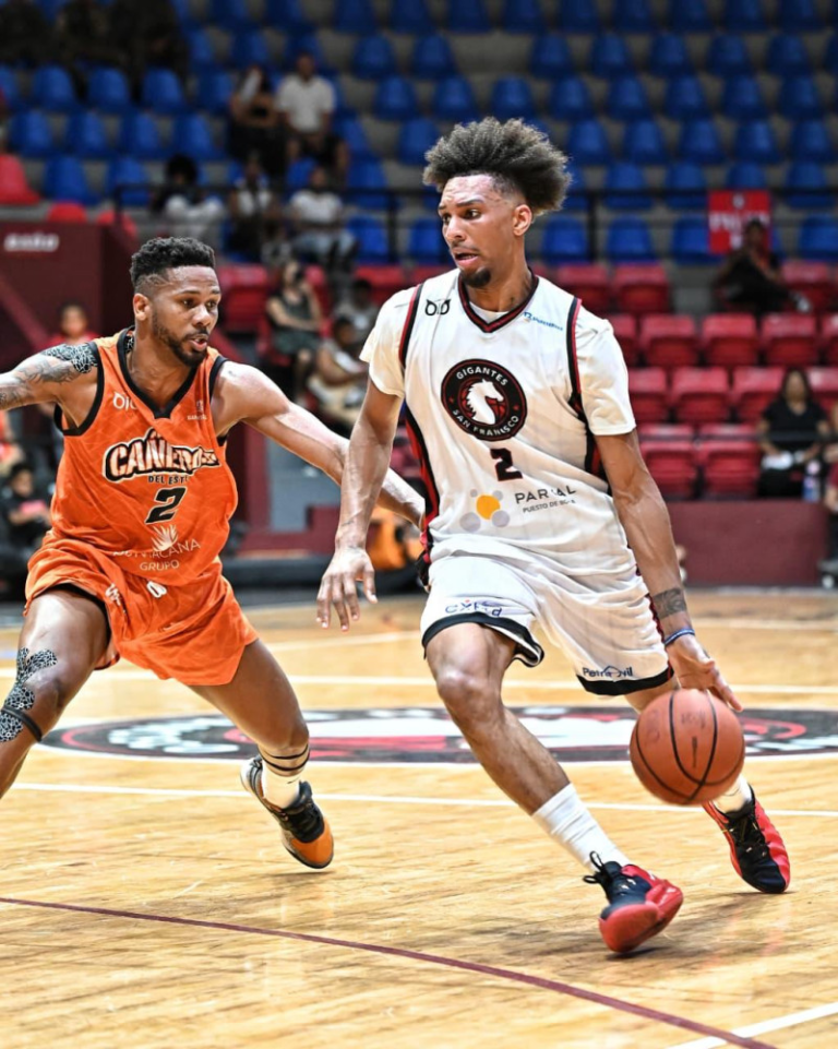 Accion del partido de baloncesto entre los Gigantes de San Francisco de Macoris y los Cañeros del Este en el torneo de la LNB para Noticias en Línea RD.