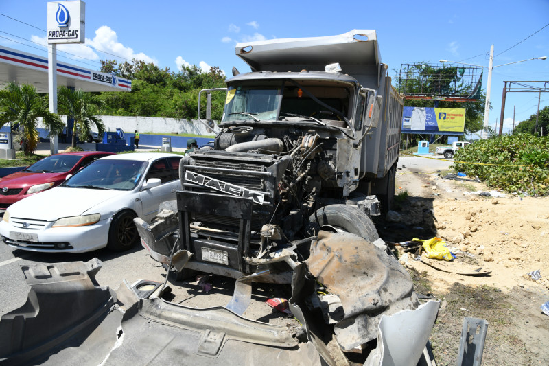 Camiones y vehiculos de carga pesada transitan por las avenidas de Santo Domingo mientras debaten restringir su horario para Noticias en Línea RD.