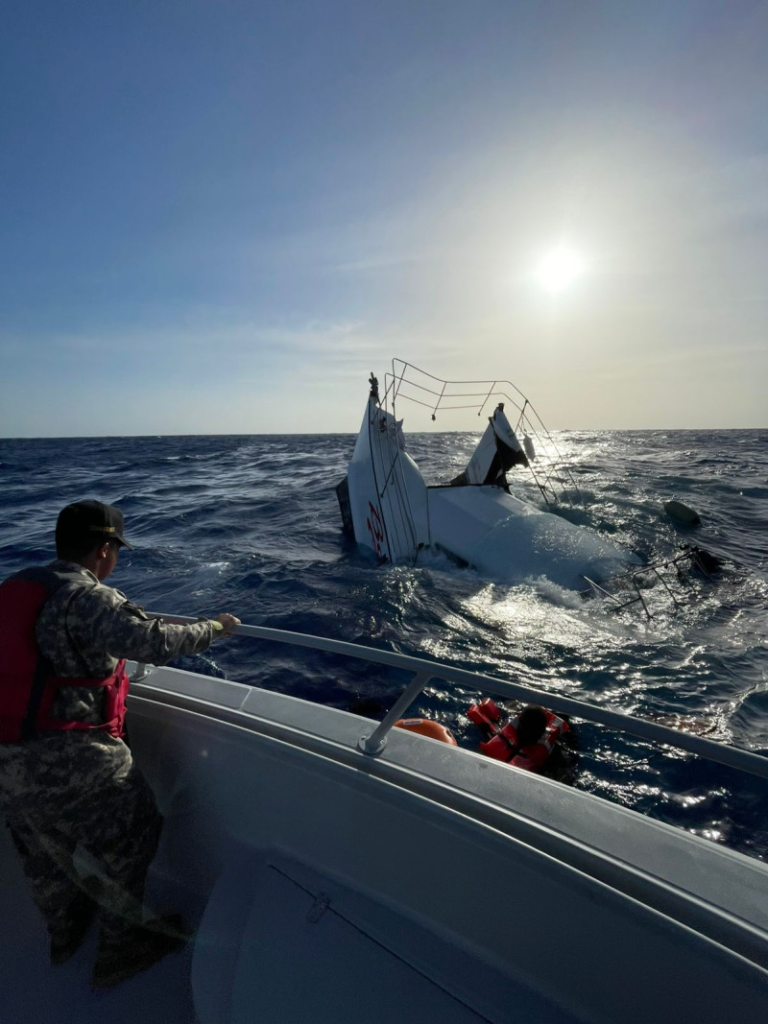 Una embarcacion de la Armada de Republica Dominicana realiza labores de patrullaje y rescate tras un naufragio en Puerto Plata para Noticias en Línea RD.