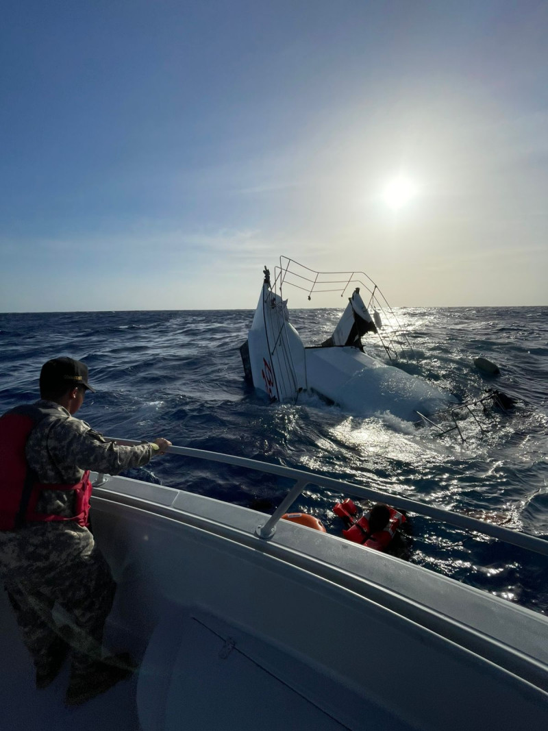 Una embarcacion de la Armada de Republica Dominicana realiza labores de patrullaje y rescate tras un naufragio en Puerto Plata para Noticias en Línea RD.