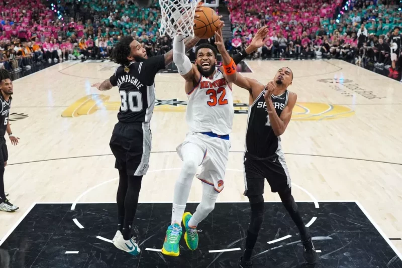 Jugadores de los San Antonio Spurs realizan ajustes tácticos previos al segundo partido de las Finales de la NBA contra los Knicks para Noticias en Línea RD.