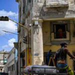 Ciudadanos cubanos se concentran en las esquinas de La Habana tras evacuaciones de edificios por un terremoto de 6.1 grados para Noticias en Línea RD.