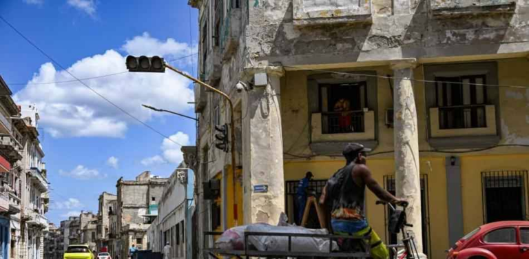 Ciudadanos cubanos se concentran en las esquinas de La Habana tras evacuaciones de edificios por un terremoto de 6.1 grados para Noticias en Línea RD.