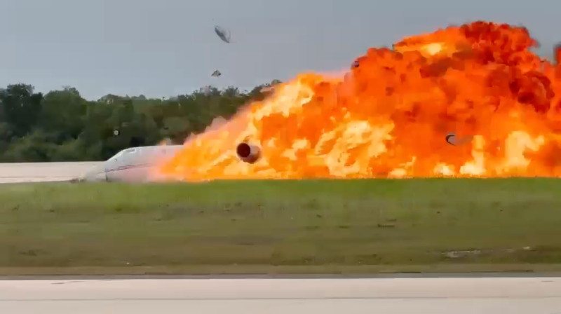 Unidades de rescate del CESAC y bomberos acuden a la escena del accidente aereo en el Aeropuerto de La Romana para Noticias en Línea RD.