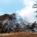 Densa humareda y focos de incendio activos cubren las inmediaciones del vertedero de Jarabacoa provocando problemas de salud para Noticias en Línea RD.