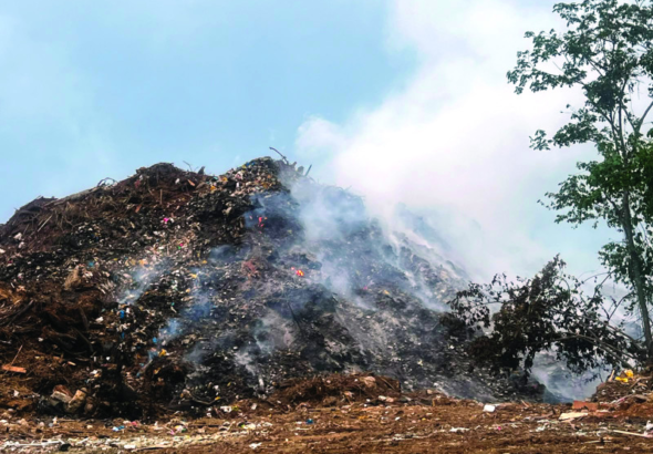 Densa humareda y focos de incendio activos cubren las inmediaciones del vertedero de Jarabacoa provocando problemas de salud para Noticias en Línea RD.