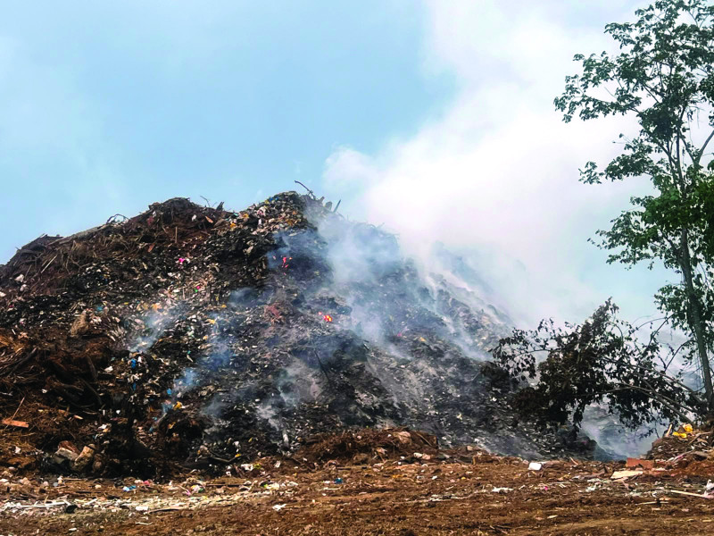 Densa humareda y focos de incendio activos cubren las inmediaciones del vertedero de Jarabacoa provocando problemas de salud para Noticias en Línea RD.