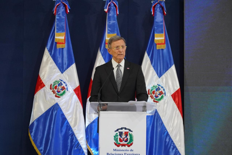 La vicepresidenta Raquel Peña y las autoridades del MIREX participan en el acto donde se pone en circulacion el segundo volumen del libro de diplomacia para Noticias en Línea RD.