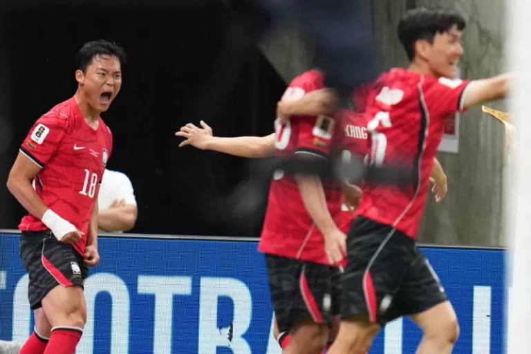 Oh Hyeon-gyu celebra anotación ante la selección de República Checa.