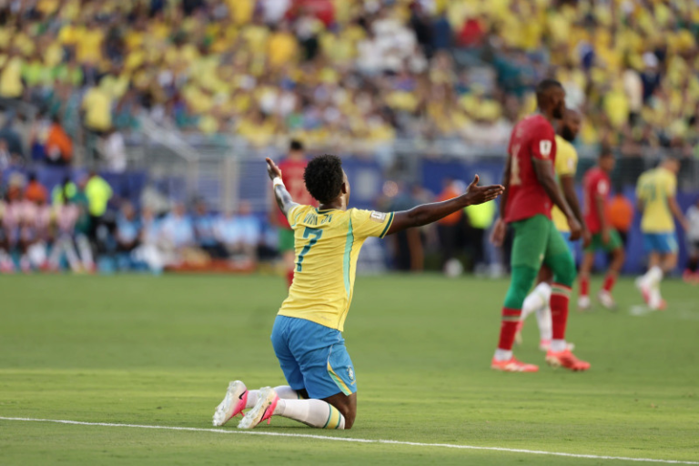El delantero Vinicius anota gol y celebra durante el partido donde Brasil logra un empate 1-1 contra Marruecos para Noticias en Línea RD.