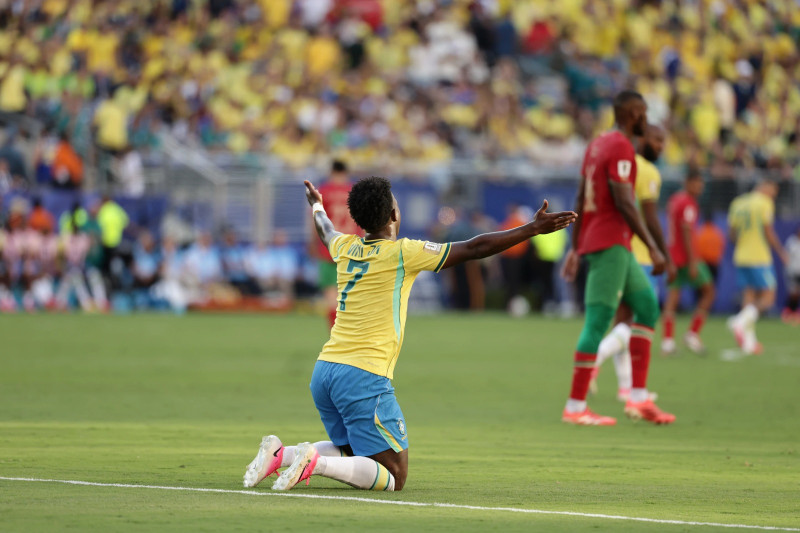 El delantero Vinicius anota gol y celebra durante el partido donde Brasil logra un empate 1-1 contra Marruecos para Noticias en Línea RD.