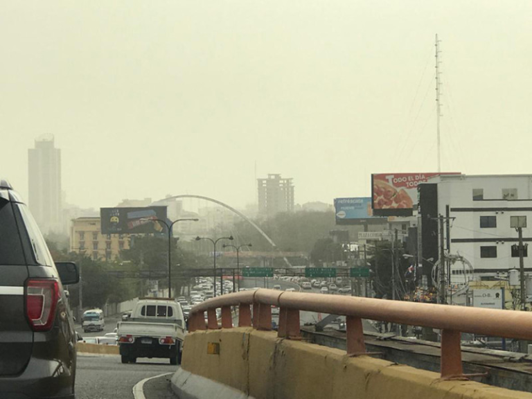 Densa nube de polvo del Sahara cubre el cielo de Santo Domingo mientras Salud Publica exhorta a la prevencion para Noticias en Línea RD.