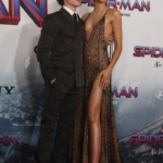 Los actores Tom Holland y Zendaya sonriendo juntos durante un evento de gala.