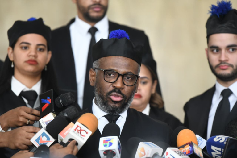 El titular de la Pepca Wilson Camacho ofreciendo declaraciones de prensa sobre corrupción administrativa