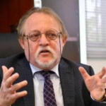 El economista Henri Hebrard de perfil analizando el panorama financiero internacional.