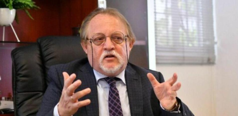 El economista Henri Hebrard de perfil analizando el panorama financiero internacional.