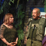 Raquel Vicini y José Guerrero sonriendo junto a sus invitados durante la celebración de los 31 años de su programa radial