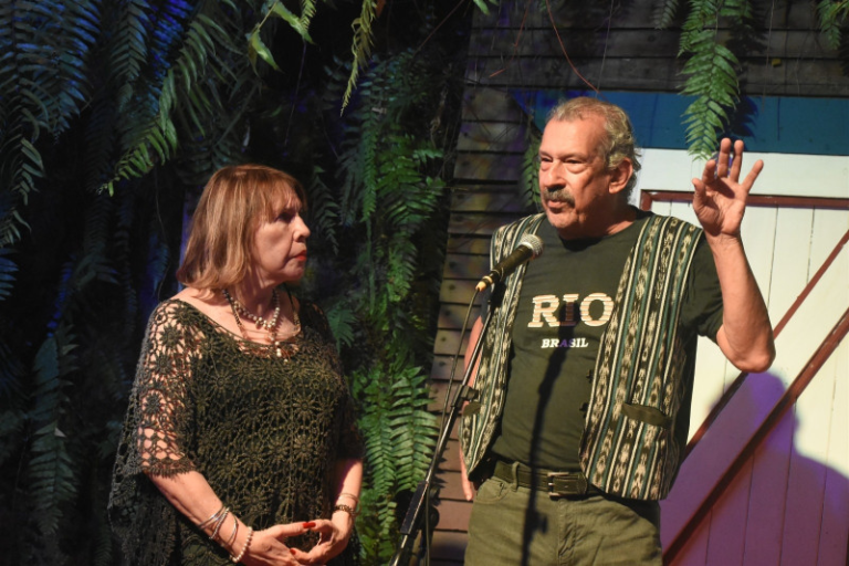 Raquel Vicini y José Guerrero sonriendo junto a sus invitados durante la celebración de los 31 años de su programa radial