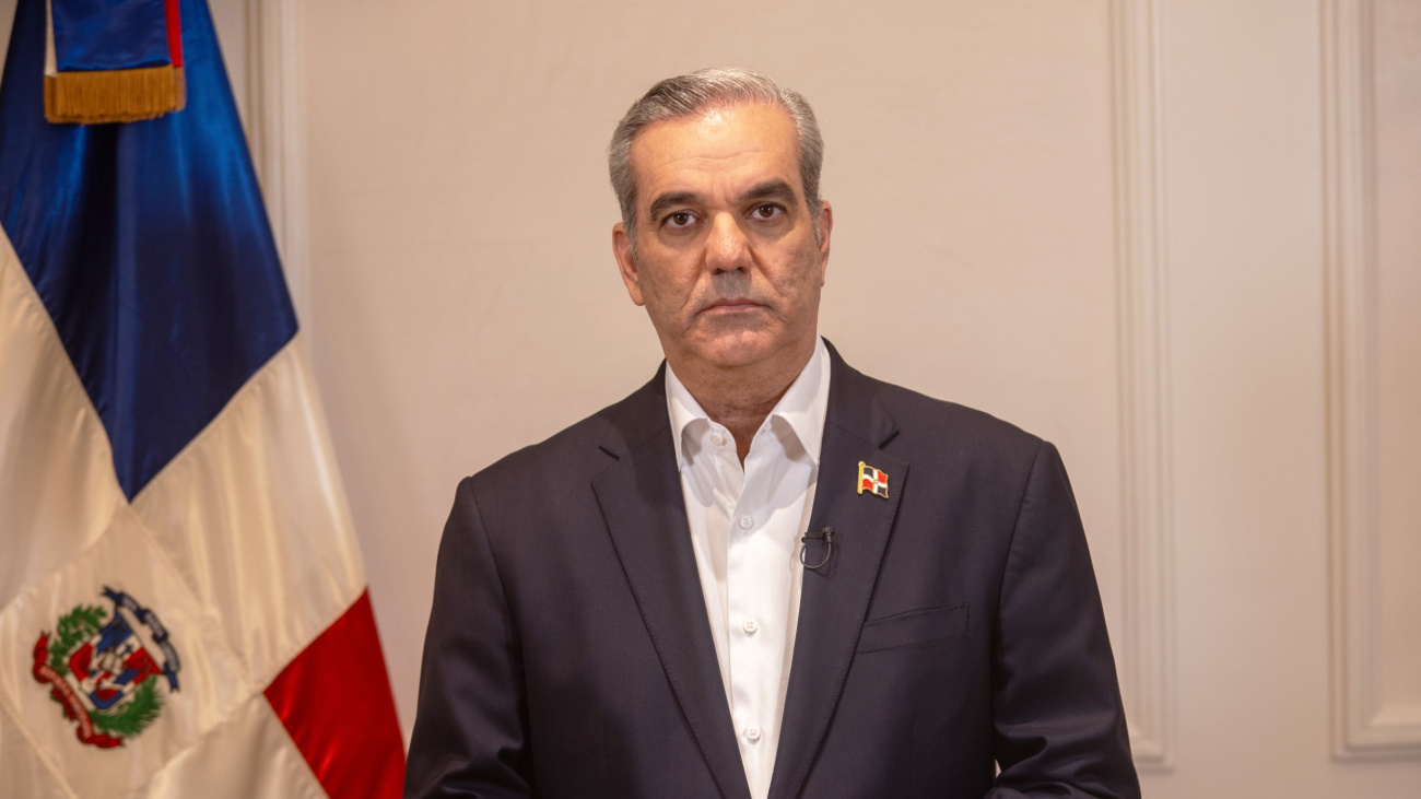 El presidente Luis Abinader y miembros del gabinete económico exponiendo los puntos de la reforma fiscal en LA Semanal.