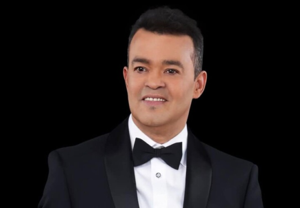 Nacido en San José de las Matas, Alejandro Wigberto Bueno López (nombre real del artista) se convirtió en un pilar de la época dorada del merengue en los años 80. Su voz sumamente afinada le permitió navegar con el mismo éxito en la bachata, la salsa y las baladas románticas. Canciones como "Jardín prohibido", "Colegiala" y "Esa mujer" forman parte imborrable del cancionero popular dominicano.