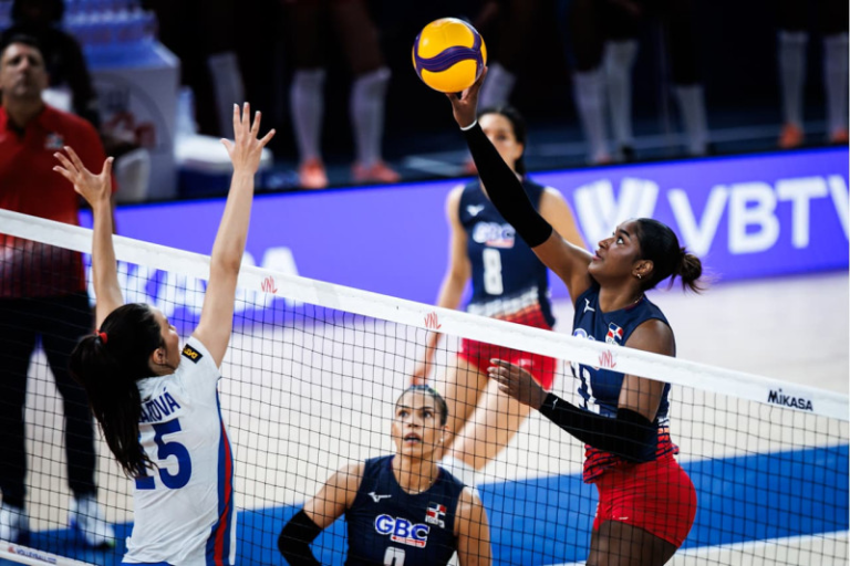 Jineirys Martínez pasa el balón durante el partido de República Dominicana frente a República Checa en la Liga de Naciones