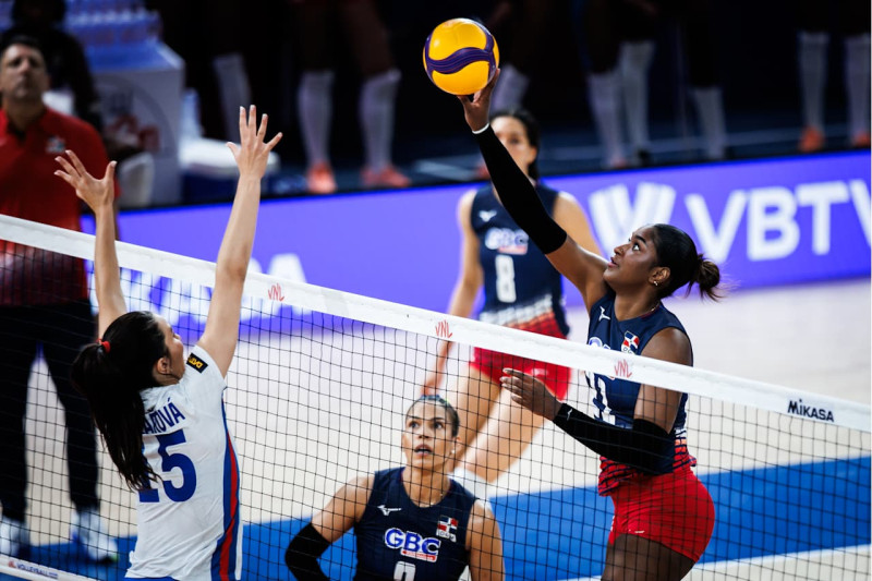 Jineirys Martínez pasa el balón durante el partido de República Dominicana frente a República Checa en la Liga de Naciones