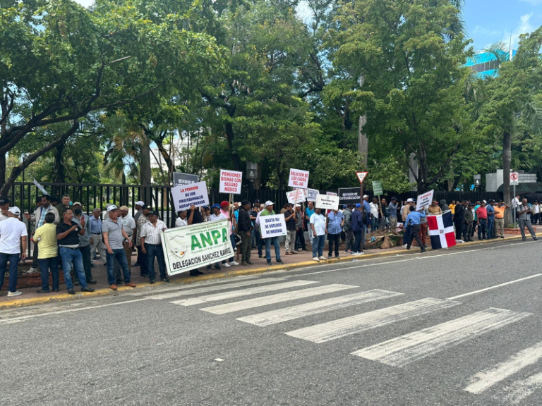Agentes de la Policía Nacional bloquean el paso con camiones de agua y dispersan con bombas lacrimógenas a miembros de la ANPA en los alrededores del parque Independencia