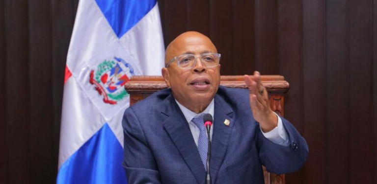 El presidente de la Cámara de Diputados, Alfredo Pacheco, durante una entrevista donde aborda la posible reforma a los artículos sobre libertad de prensa en el nuevo Código Penal.