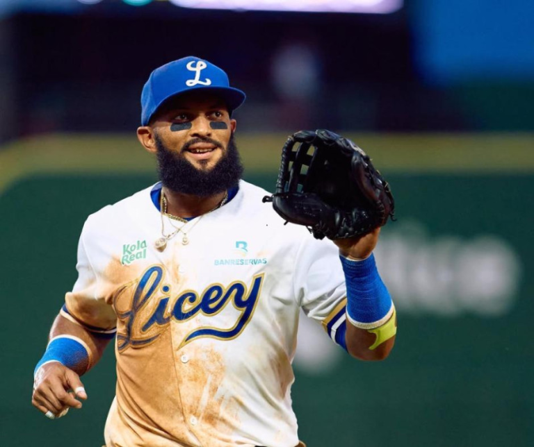 El veterano pelotero y capitán Emilio Bonifacio con el uniforme azul de los Tigres del Licey en el terreno de juego.