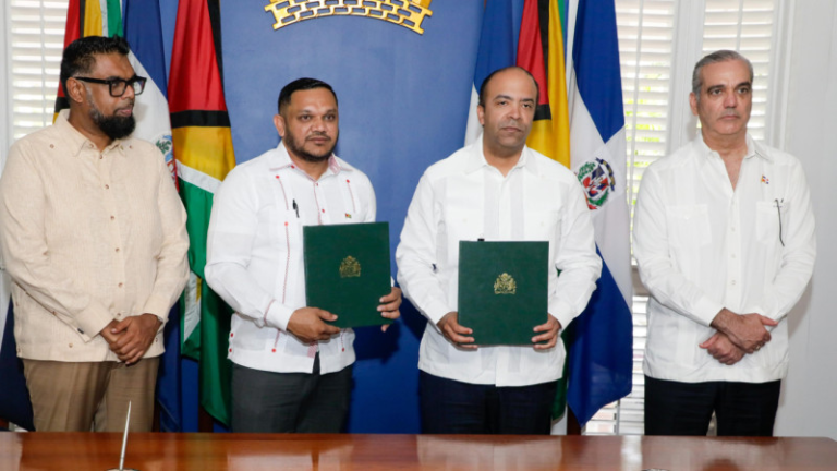 El presidente Luis Abinader junto a su homólogo de Guyana, Mohamed Irfaan Ali, durante la firma del acuerdo para la exploración del bloque petrolero Berbice.