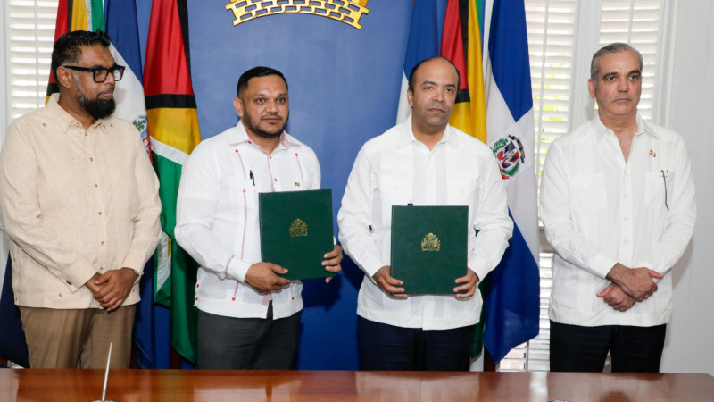 El presidente Luis Abinader junto a su homólogo de Guyana, Mohamed Irfaan Ali, durante la firma del acuerdo para la exploración del bloque petrolero Berbice.