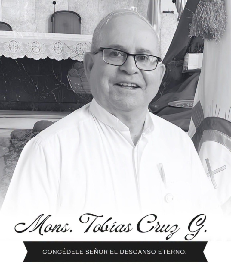Retrato oficial del recordado monseñor Tobías Cruz González, revestido con sus ornamentos sacerdotales tradicionales.