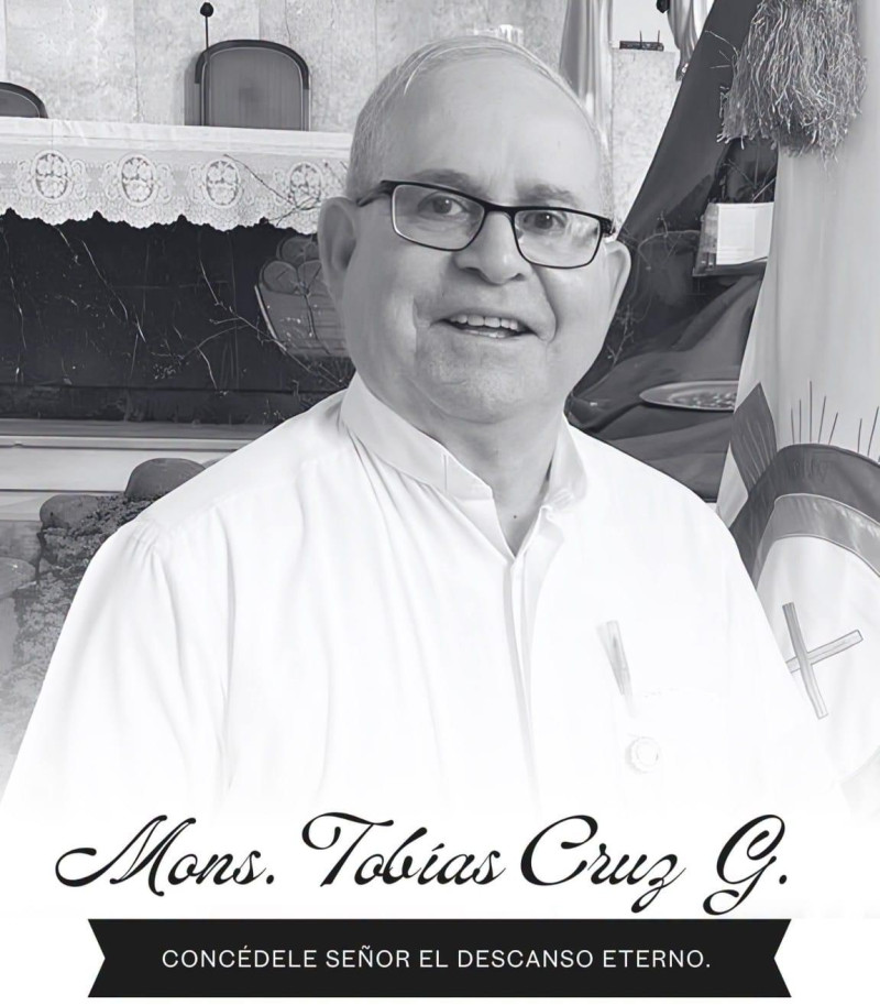 Retrato oficial del recordado monseñor Tobías Cruz González, revestido con sus ornamentos sacerdotales tradicionales.