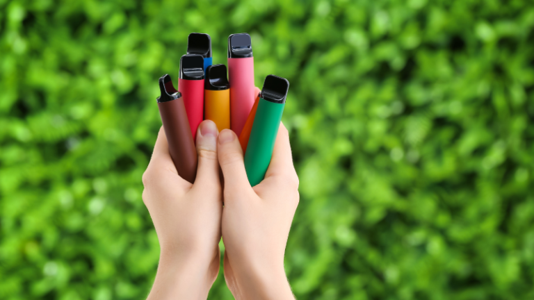 Uso de cigarrillos electronicos y vapes emitiendo vapor de sabores de diseño para Noticias en Línea RD.