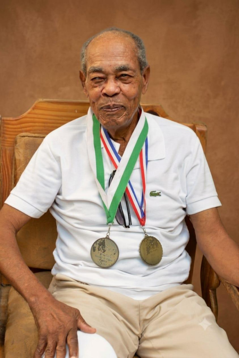 Retrato del legendario entrenador dominicano de boxeo Víctor Pascual, elegido como propulsor de la Clase Inmortal 2026.