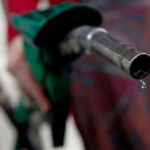Manguera de expendio de gasolina en una estación de servicios detallista de Anadegas en Santo Domingo.