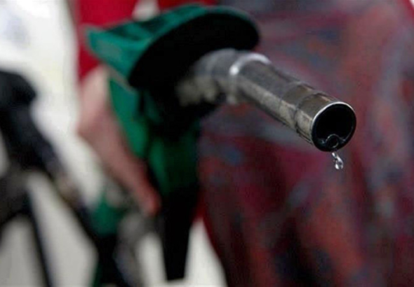 Manguera de expendio de gasolina en una estación de servicios detallista de Anadegas en Santo Domingo.